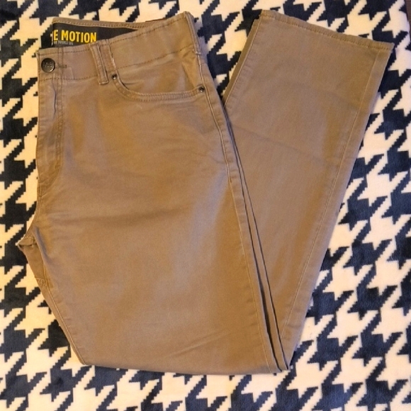 Lee Extreme Motion Khaki Pants - Picture 1 of 5